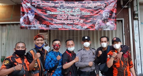 Berbagi Ditengah Pandemi, PP Ranting Babakan Asih Bagikan Takjil dan Masker Gratis