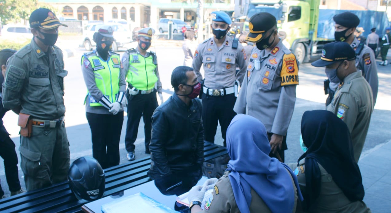Kapolres Garut Polda Jabar Rutin Memantau Pelaksanaan Operasi Yustisi Hari Ke Sembilan Di Bundaran Tarogong Garut. 