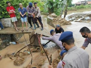 Satbrimob Polda Banten, Evakuasi Warga Terdampak Banjir Cilegon