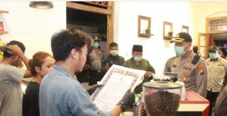 Polisi Merazia 8 Kafe di Kota Blitar Yang Masih Membiarkan Pelanggannya untuk Nongkrong Ditempat