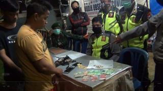 Polsek Tamanan Bondowoso Amankan 3 Pemuda yang Menendang Rambu Mudik dan Covid19 dan Ditemukan Ratusan Pil 