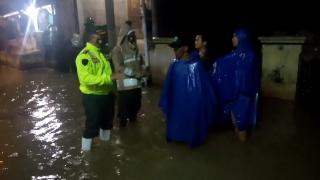Polresta Bandung Polda Jabar Pantau Banjir yang Merendam Pemukiman Warga