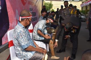 Di Hari Kemerdekaan RI ke 75, Penyandang Disabilitas Dapat Bantuan Kaki Palsu Dari Polresta Cirebon
