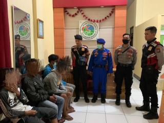 Di Tengah Wabah Corona, Empat Pemuda ini Asyik Pesta Miras