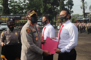 Kapolres Garut Berikan Penghargaan Kepada Personil Berprestasi dan Korp Raport Kenaikan Pangkat