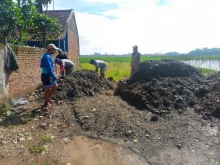 Warga RW 05 Kerenceng Desa Bojongmalaka Giat Gotong Royong Pelebaran Tanah Wakap TPU