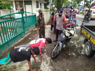 Polresta Bandung Polda Jabar bersama 3 pilar Himbau Pasar Tumpah Baleendah Bubarkan Diri Cegah Covid-19