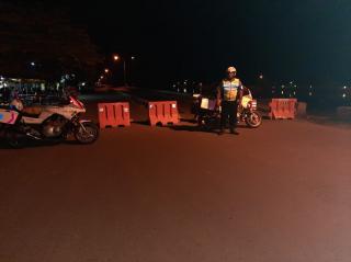 Cegah Penyebaran Virus Corona, Personil Gabungan TNI/POLRI Tutup 4 Titik Area Publik