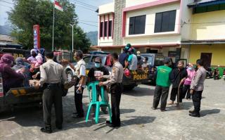 Percepat Vaksinasi, Personel Polres Majalengka Antar Jemput Warga