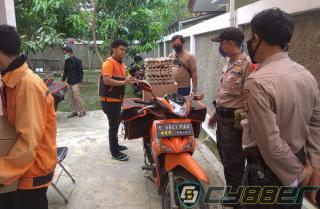 Anggota Polsek Gabuswetan Kawal Pendistribusian Bantuan Sembako