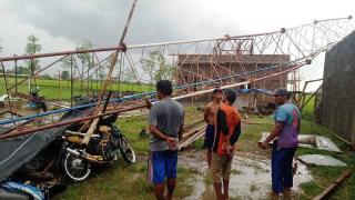 Puting Beliung Terjang Losari Brebes, Puluhan Rumah, 3 Motor Rusak, dan Tower Wifi Ambruk