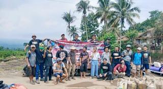 Forum  Komunikasi Pemuda Muara Jaya Bersama Scooteris Menyalurkan Bantuan banjir Bandang Cibuntu Sukabumi
