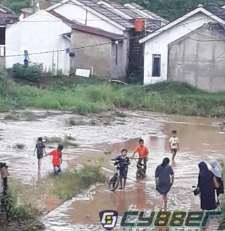 Rumah Warga di Desa Benda Cicurug Sukabumi Terendam Luapan Air Sungai Cimanggis