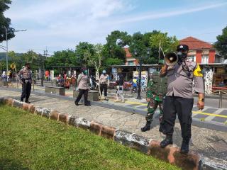 Satgas Covid-19 Polres Majalengka Polda Jabar Bubarkan Kerumunan Warga di Alun-Alun Majalengka