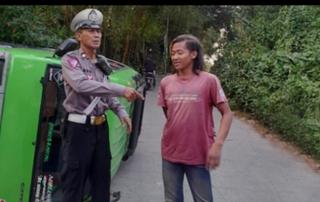 Disinyalir Kalah Melawan Tanah Mendaki, Sebuah Angkot Terguling di Parit