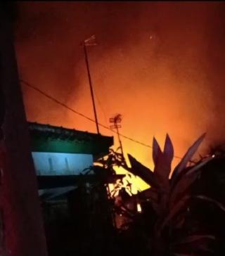 Si Jago Merah Melalap Sejumlah Rumah Warga di Purwokerto Banyumas