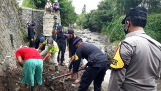 Wujud Sinergitas Sat Brimob Polda Jabar, TNI, dan Masyarakat, Kerja Bakti Bersihkan Sungai