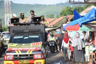Kapolres Banjar Mendatangi Pasar Langkaplancar Langensari Bagikan Masker Kepada Warga Masyarakat