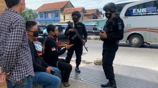 Himbau Prokes, Sat Brimob Polda Jabar Sambangi Pangkalan Ojek Sawahdadap