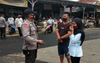 Cegah Covid-19, Bhabinkamtibmas Polsek Bantarujeg Polres Majalengka Polda Jabar Sambangi Pengunjung Pasar Berikan Himbauan dan Sosialisasikan 3M