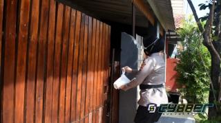 PPKM Darurat, Polresta Cirebon Bagikan Bantuan pada Warga yang Isoman