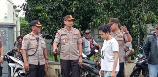 Dampak Banjir Jakarta, Kapolres Pelabuhan Tanjung Priok dan Kapolsek Muara Baru Bantu Warga Masyarakat Jakarta 