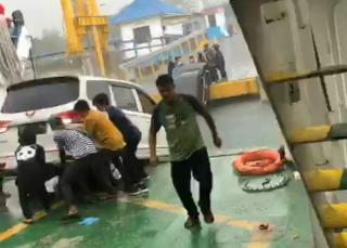Ramp Door Putus, Mobil Terjun dari Kapal ke Danau Toba 