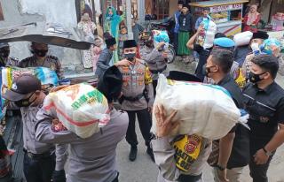Kapolres Cirebon Kota Polda Jabar Berikan Bantuan Beras Pada Pondok Pesantren Benda Kerep
