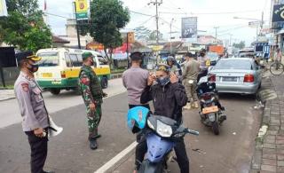 Disiplinkan Prokes, Polsek Cikijing Polres Majalengka Polda Jabar Bersama TNI dan Satpol PP Gelar Ops Yustisi