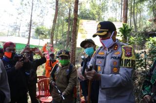 Antisipasi dan Penanggulangan Karhutla, Kapolres Majalengka Polda Jabar Kembali Berikan Bantuan Torn dan Rangsel Air