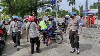 Peduli Masyarakat, Polres Ciamis Himbau Warga yang Berada di Alun-Alun