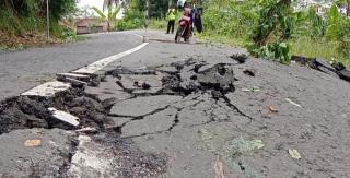 Amblasnya Jalan Kabupaten di Desa Panulisan Timur Kecamatan Dayeuhluhur