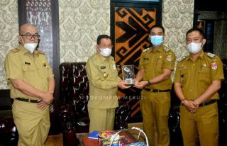 Bupati Mesuji Raih Penghargaan dari Asosiasi LPPL-Radio dan TV