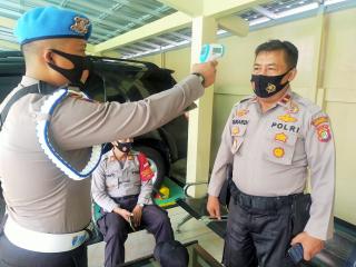 TNI-Polri Mendisiplinkan Penggunaan Masker Dalam Rangka Percepatan Penanganan Covid-19