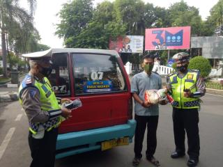 Ringankan Beban Masyarakat, Polres Purwakarta Polda Jabar Baksos Ops Zebra Lodaya 2020 Bagikan Masker pada Pengemudi