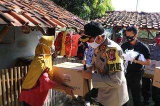Sambut Hari Bhayangkara Ke 74, Polres  Majalengka Gelar Bakti Sosial kepada Masyarakat