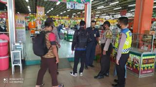 Polri Terapkan PPKM, Ops Yustisi Polres Majalengka Imbau Pengunjung Toserba Surya Untuk Patuhi Protokol Kesehatan
