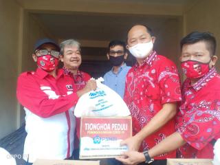 PSMTI Pekanbaru Serahkan Paket Sembako Kepada DPW LSM LIRA Riau Untuk dibagikan Kemasyarakat Terdampak Covid-19 