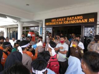 Puluhan Massa Dalam Koalisi BEM bersama Ikatan Mahasiswa Inhu Lakukan Aksi Unjuk Rasa di Kejari Inhu