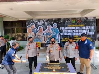 Penandatangan Prasasti oleh Kapolres Metro Jakut Sekaligus Peresmian Bangunan Unit Reskrim Mako Polsek Pademangan
