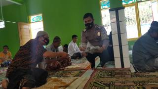 Wakapolres Banjar Melaksanakan Sholat Jumat di Masjid Al - Mubarokah Lingkungan Cibulan dan Sampaikan Imbauan Protokol kesehatan dan PPKM Skala Mikro 