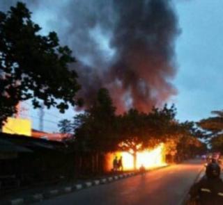 Breaking News: Sebuah Bangunan Ruko Depan Hotel Cordella Jalan Soekarno-Hatta Kebakaran