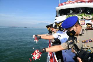 HUT Bhayangkara ke 75, Kapolda Ahmad Dofiri Tabur Bunga di Laut Cirebon 