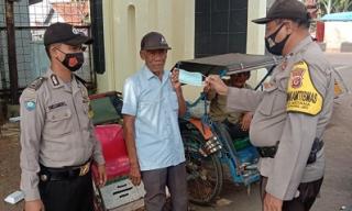 Polsek Gunung Jati Gelar Bhakti Sosial Pembagian Masker Gratis