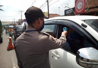 Pendisiplinan Protokol Kesehatan, Polsek Talaga Polres Majalengka Bagikan Masker Kepada Masyarakat