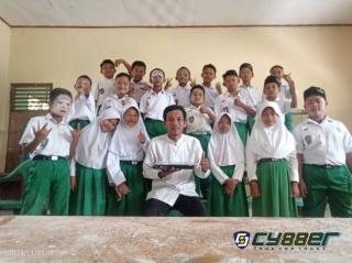 Ucapan Hari Guru  oleh Para Siswa Madrasah Ibtidaiyah Masyariqul Anwar di Dusun Hilian Baji 