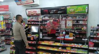 Sambangi Minimarket, Bhabinkamtibmas Polres Majalengka Polda Jabar Pantau Penerapan Prokes
