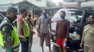 Dalam Operasi Yustisi ,Kapolsek Situraja Bagikan Masker