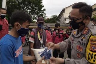 Polrestabes Bandung Bagikan Ribuan Masker, Guna Tekan Angka Covid-19 