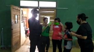 Covid-19 Masih Meningkat, Sat Brimob Polda Jabar Kembali Ingatkan Warga Cikancung Terapkan Prokes